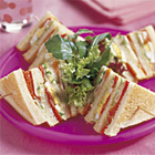 Clubsandwich met avocado, kipfilet en paprika
