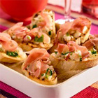 Crostini met rauwe ham en kruidige perensalsa