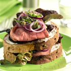 Dubbeldekker van notenbrood met rosbief