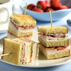 Clubsandwich met limoenricotta en aardbeien