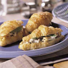 Mini croissant met gegrilde kip en pijnboompitten
