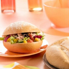 Pan bagnat met tomaat, tonijn en kappertjes