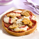 Pizza met champignons en salami (brood pizza)