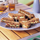 Mini-sandwiches van volkorenbrood met eiersalade