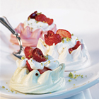 Meringues met aardbeien en kersen