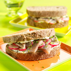 Sandwich met haring en radijs
