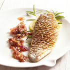 Gegrilde zeebaars met rode uien-kruidenmarmelade