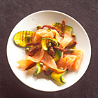 Gerookte zalm op gegrilde courgette