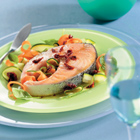 Zalm met courgette- en worteltagliatelle en tomatendressing