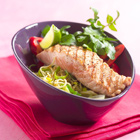 Oosterse zalmfilet van de grill met noedels