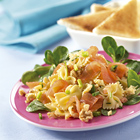 Pastasalade met gerookte zalm, roerei en walnoten