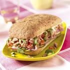 Sandwich van focaccia met tonijnsalade