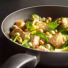 Zalm met tuinbonen, broccoli en sugarsnaps uit de wok