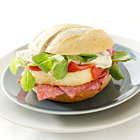 Italiaanse bol met salami, tomaat en gorgonzola