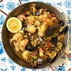 Paella met kip, mosselen en garnalen