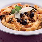 Penne met pittige saus en olijven
