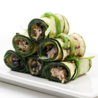 Gegrilde courgette rolletjes met tonijn en zwarte olijven