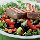 Salade met verse tonijn en kikkererwten