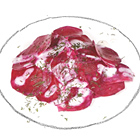 Bietensalade van rozerode zomerbietjes
