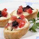 Crostini met mozzarella, rauwe ham en truffelcrème