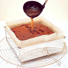 Wortelcake met walnoten, sultana's, kokos en citrussiroop