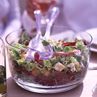 Zomersalade met meloenbolletjes, kaas en pecannoten