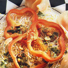 Alfalfasalade met gerookte kalkoenfilet