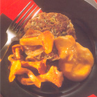 Hamburgers met blauwe kaas en cantharellen