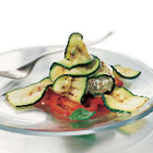 Blauwe kaasmousse verpakt in courgette
