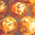 Blini's met gerookte zalmsnippers en zure room