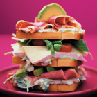 Clubsandwich met pastrami en avocado