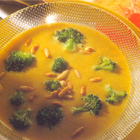 Kerriesoep met broccoli en pijnboompitten