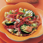 Koude pastasalade met ham, garnalen, courgette en paprika