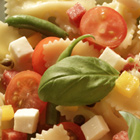 Koude pastasalade met sperziebonen en mozzarella