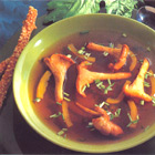 Wildbouillon met cantharellen
