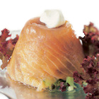 Zalmtimbaaltje met komkommersalade