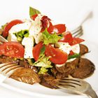 Gegrilde aubergine in tomatensaus met mozzarella