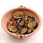 Gefrituurde aubergine met rozijnen en pul biber