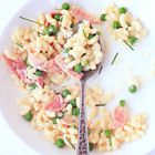 Macaroni met ham, doperwtjes en bieslook