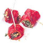 Paprika-rolletjes met kruiden, kappertjes en pijnboompitten (tapas)