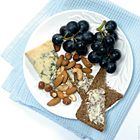 Blauwe druiven met gemengde noten en Blue Stilton