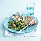 Gegrilde tonijn met spruitjes, gepofte aardappel en sojasaus