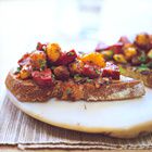 Bruschetta met chorizo en krokante saffraan-aardappelen