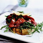 Bruschetta met rundvleescarpaccio en salsa verde