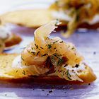 Crostini met gerookte zalm en citroen-peperroom
