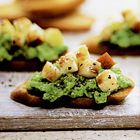 Crostini met peer, pecorino en doperwten