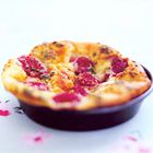 Clafoutis met frambozen en pistachenootjes