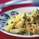 Farfalle met gerookte zalm, witte wijn en tijm