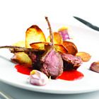 Lamsrack met paprikacoulis en gepofte knoflook