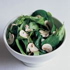 Spinaziesalade met champignons
